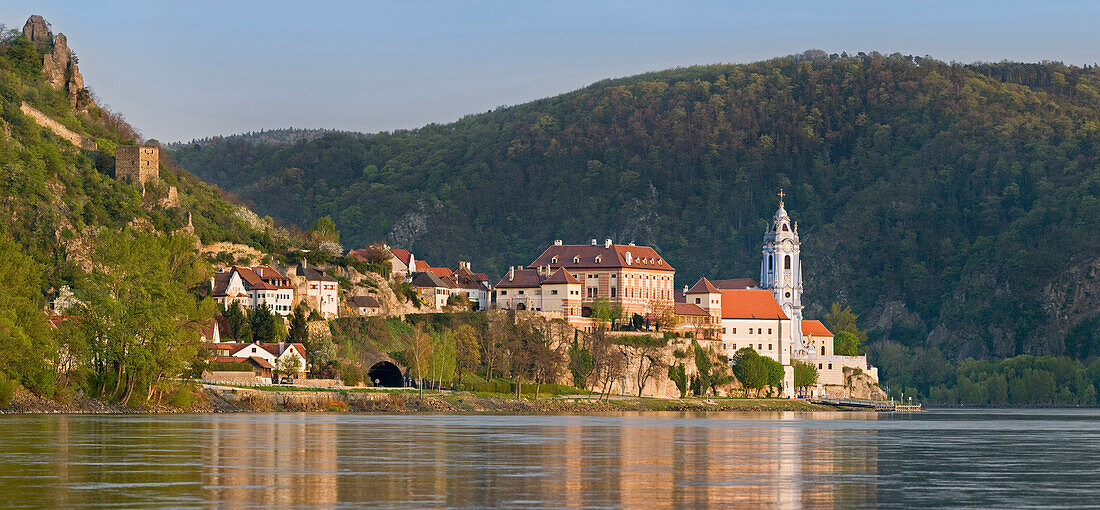 Blick auf die Stadt Dürnstein an der Donau, Wachau, Niederösterreich, Österreich, Europa