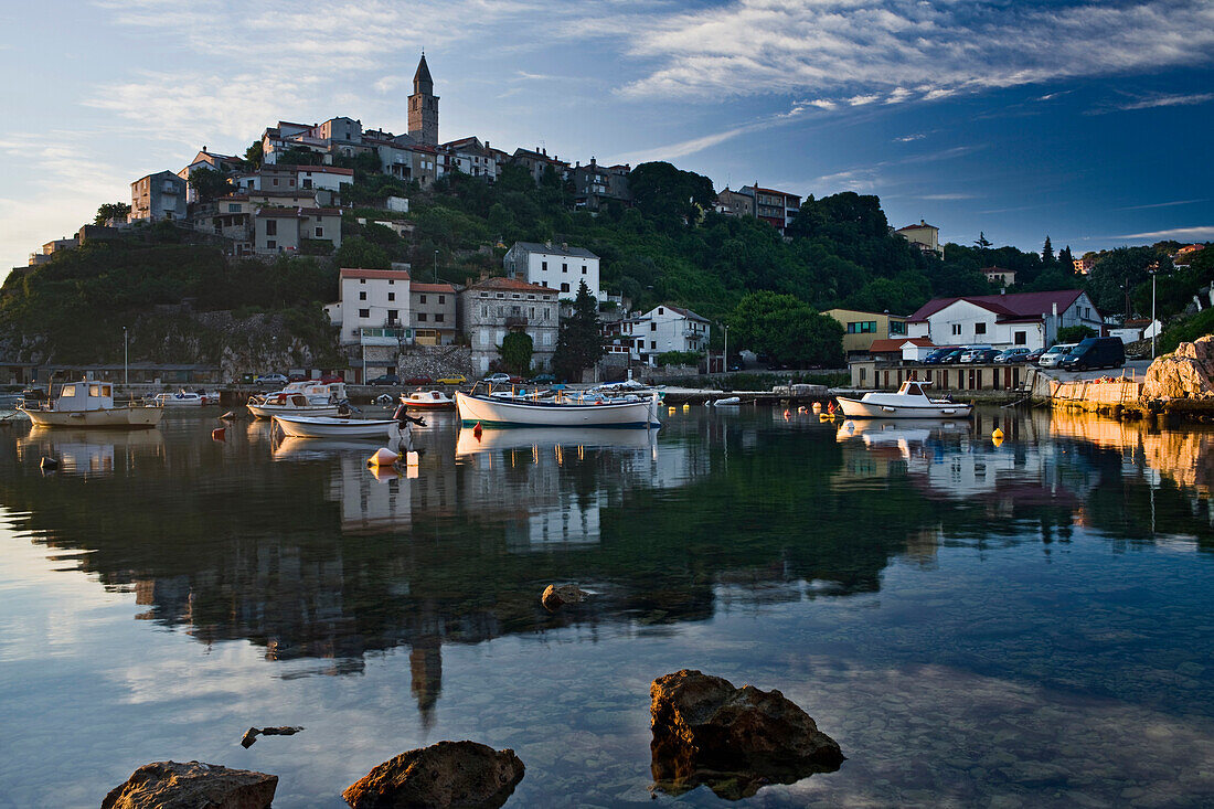Blick auf Boote vor der Hafenstadt Vrbnik im Abendlicht, Kvarner Bucht, Insel Krk, Istrien, Kroatien, Europa