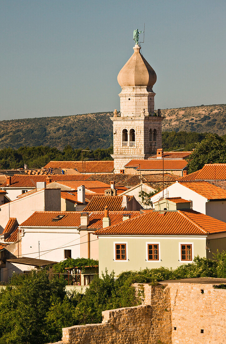 Dächer und Kirchturm der Stadt Krk, Kvarner Bucht, Insel Krk, Istrien, Kroatien, Europa