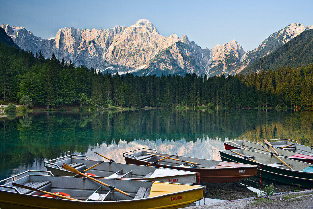 Ruderboote am Ufer des Sees Laghi di Fusine, Julische Alpen, Italien, Europa