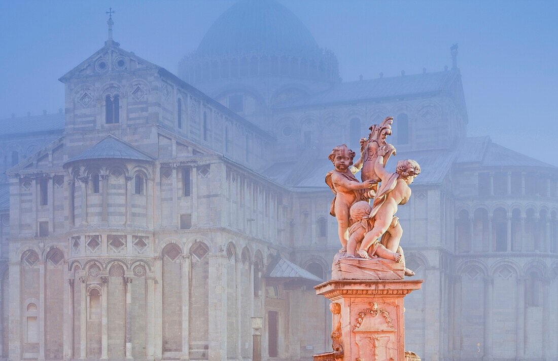 Brunnen mit Statue vor dem Dom Santa Maria Assunta im Nebel, Pisa, Toskana, Italien, Europa