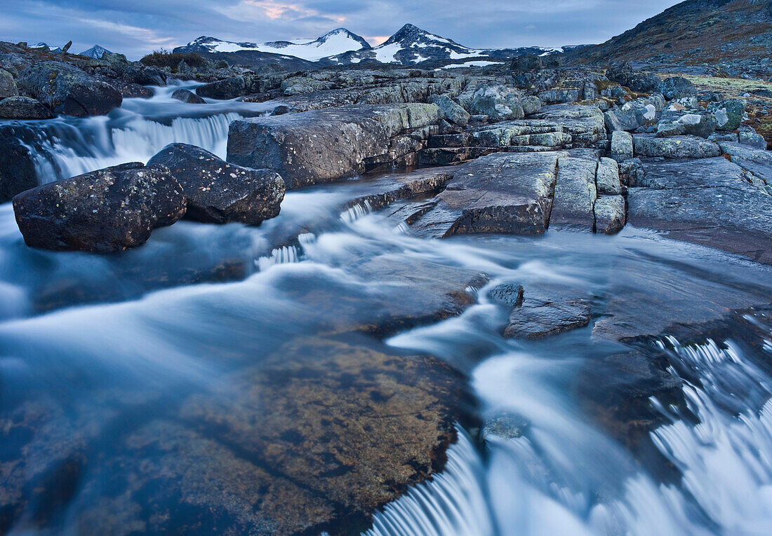 Fluss Leira unter Wolkenhimmel, Jotunheimen Nationalpark, Leirdalen, Norwegen, Europa