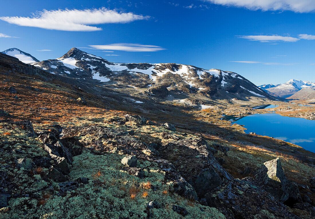 Berge und See unter blauem Himmel, Jotunheimen Nationalpark, Gravdalen, Norwegen, Europa