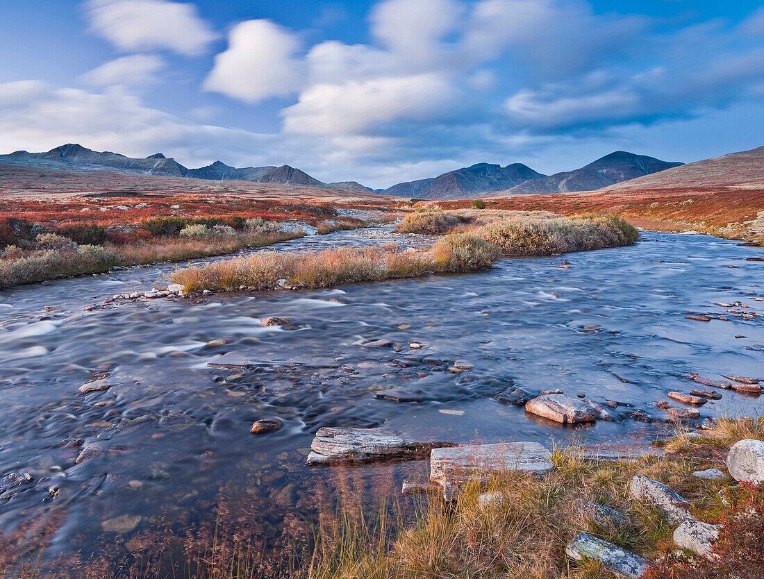 Fluss Ula unter Wolkenhimmel, Rondane Nationalpark, Norwegen, Europa