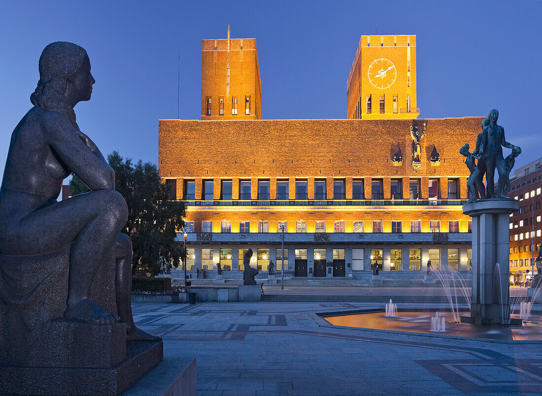 Rathaus von Oslo im Abendlicht, Oslo, Norwegen
