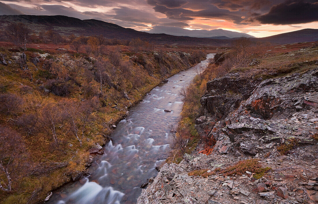 Blick auf Fluss unter Wolkenhimmel, Rondane Nationalpark, Norwegen, Europa