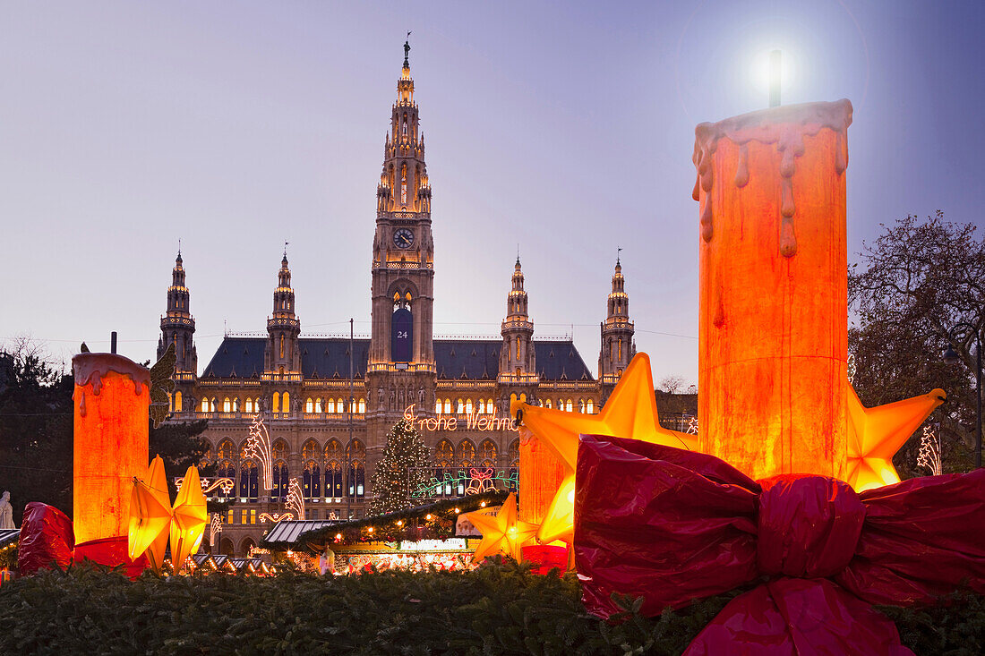 Kerze am großen Adventkranz des Wiener Christkindlmarkts, Rathausplatz, Wien, Österreich