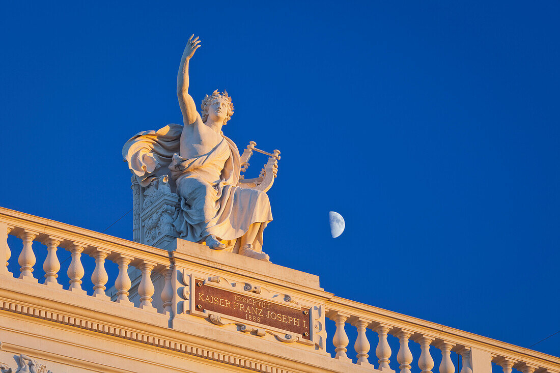 Burgtheater mit Apollostatue, 1. Bezirk, Wien, Österreich