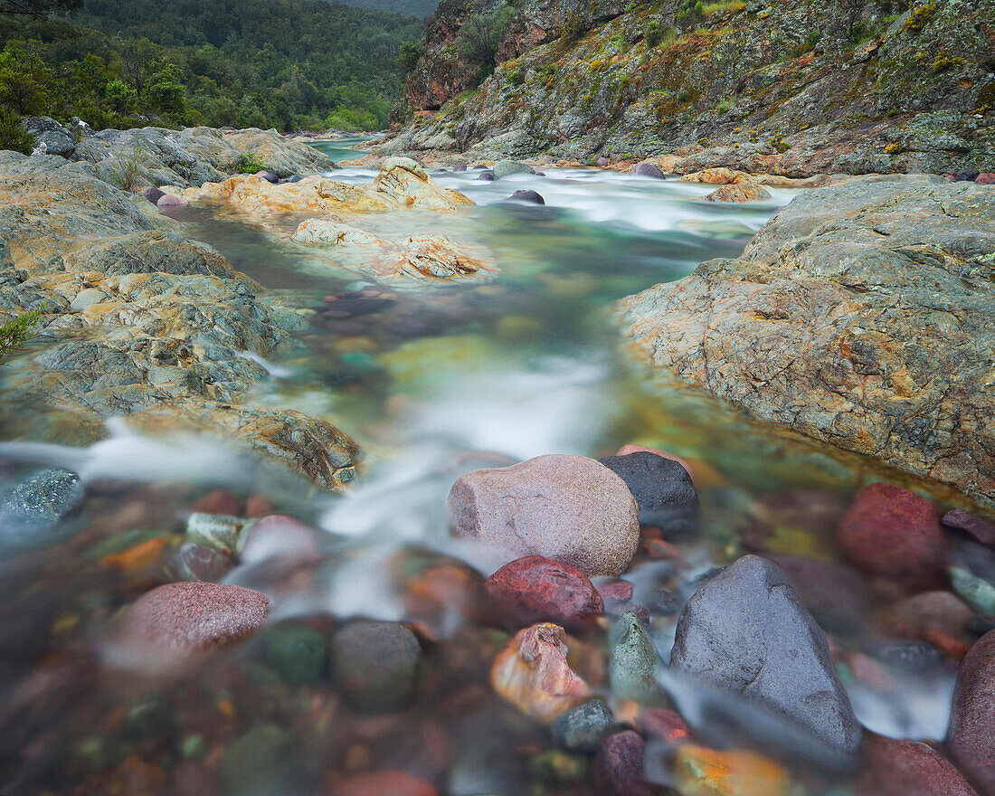 Fluss mit farbigen, rund geschliffenen Steinen, Fangotal, La Vallee de Fango, Korsika, Frankreich