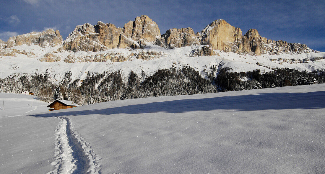 Verschneite Landschaft mit frischer Spur, Rosengartenmassiv, Karerpass, Alto Adige, Südtirol, Italien