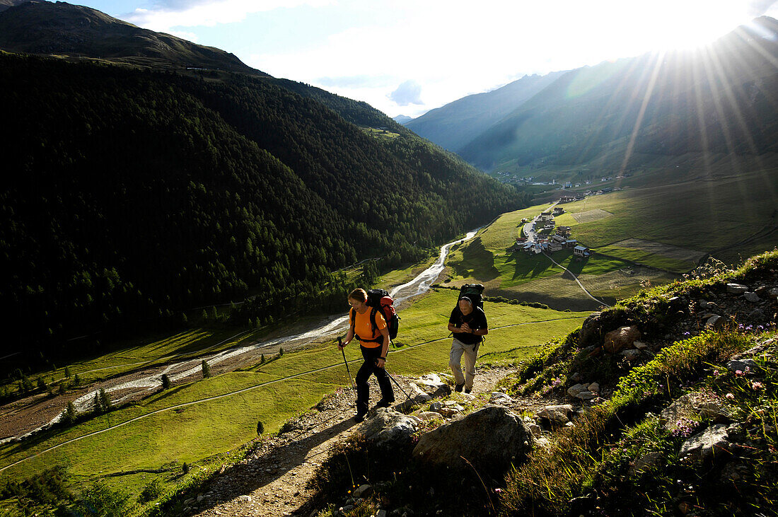 Zwei Wanderer in der Nähe von Langtaufers, Alto Adige, Südtirol, Italien