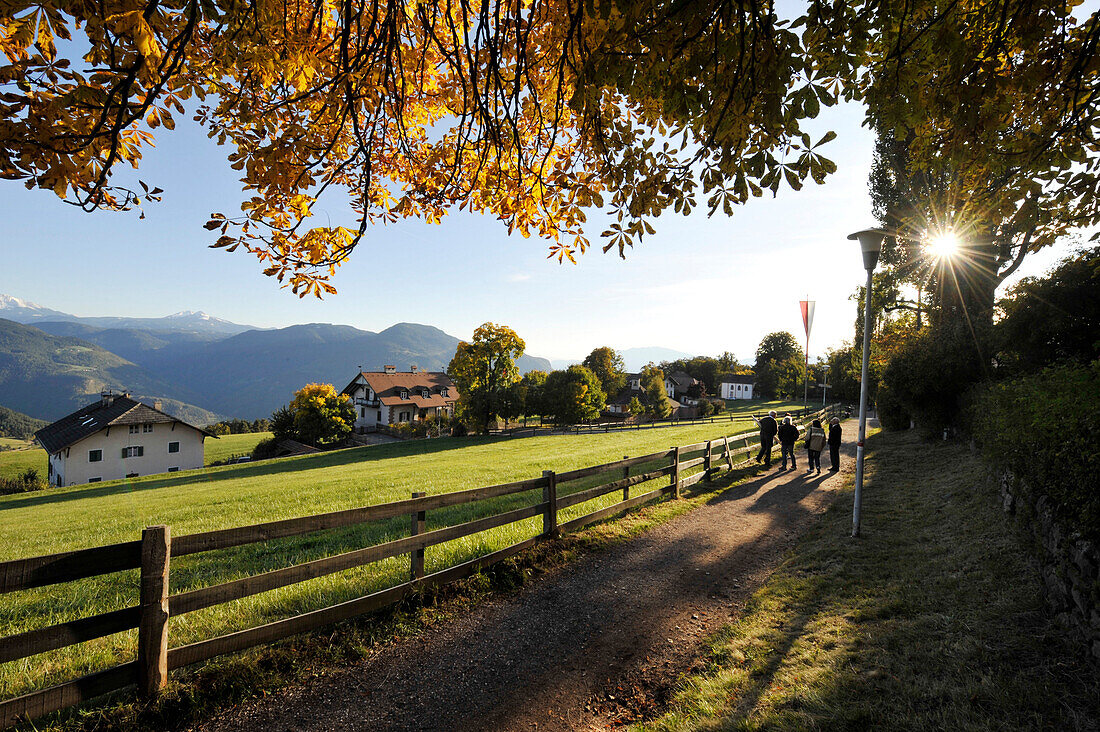 Spaziergänger in herbstlicher Landschaft, Oberbozen, Ritten, Alto Adige, Südtirol, Italien