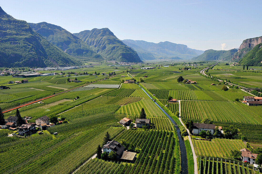 Luftaufnahme über Leifers, Alto Adige, Südtirol, Italien