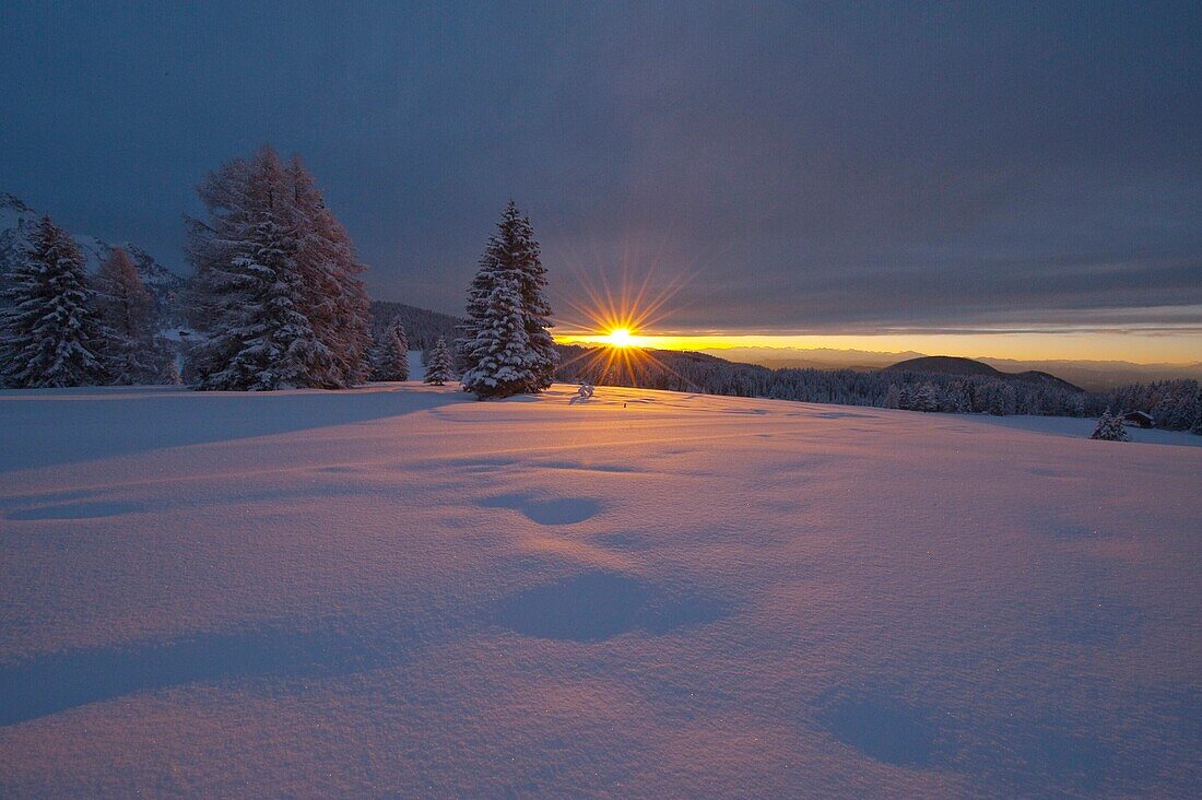 Winterlandschaft bei Sonnenuntergang, Naturpark Schlern, Südtirol, Alto Adige, Italien, Europa