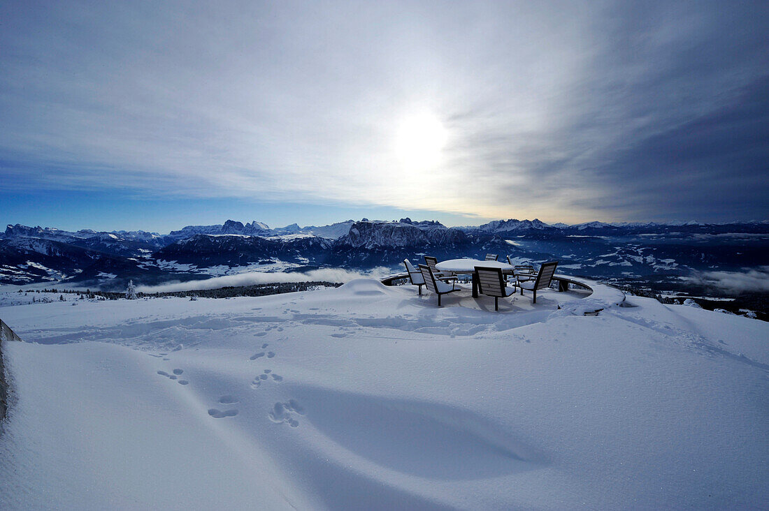 Verschneite Berglandschaft unter Wolkenhimmel, Südtirol, Alto Adige, Italien, Europa