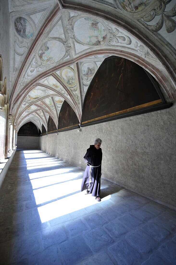Mönch in einem Kreuzgang des Franziskanerklosters, Bozen, Südtirol, Alto Adige, Italien, Europa