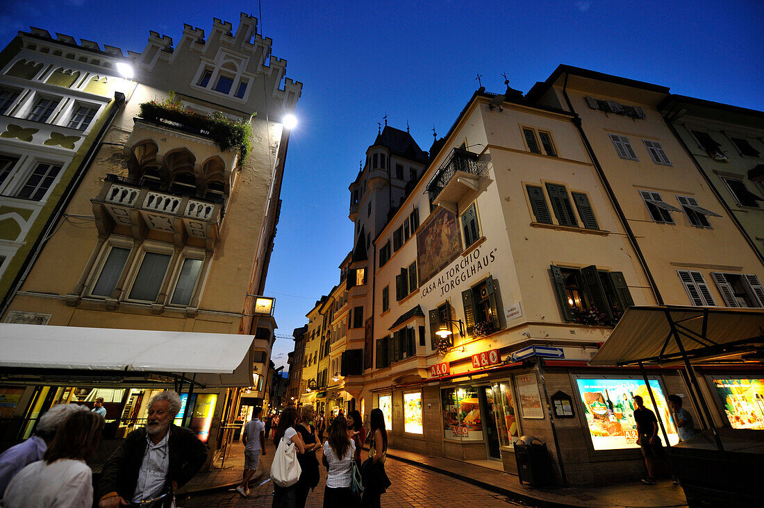 Menschen in einer Strasse der Altstadt am Abend, Bozen, Südtirol, Alto Adige, Italien, Europa