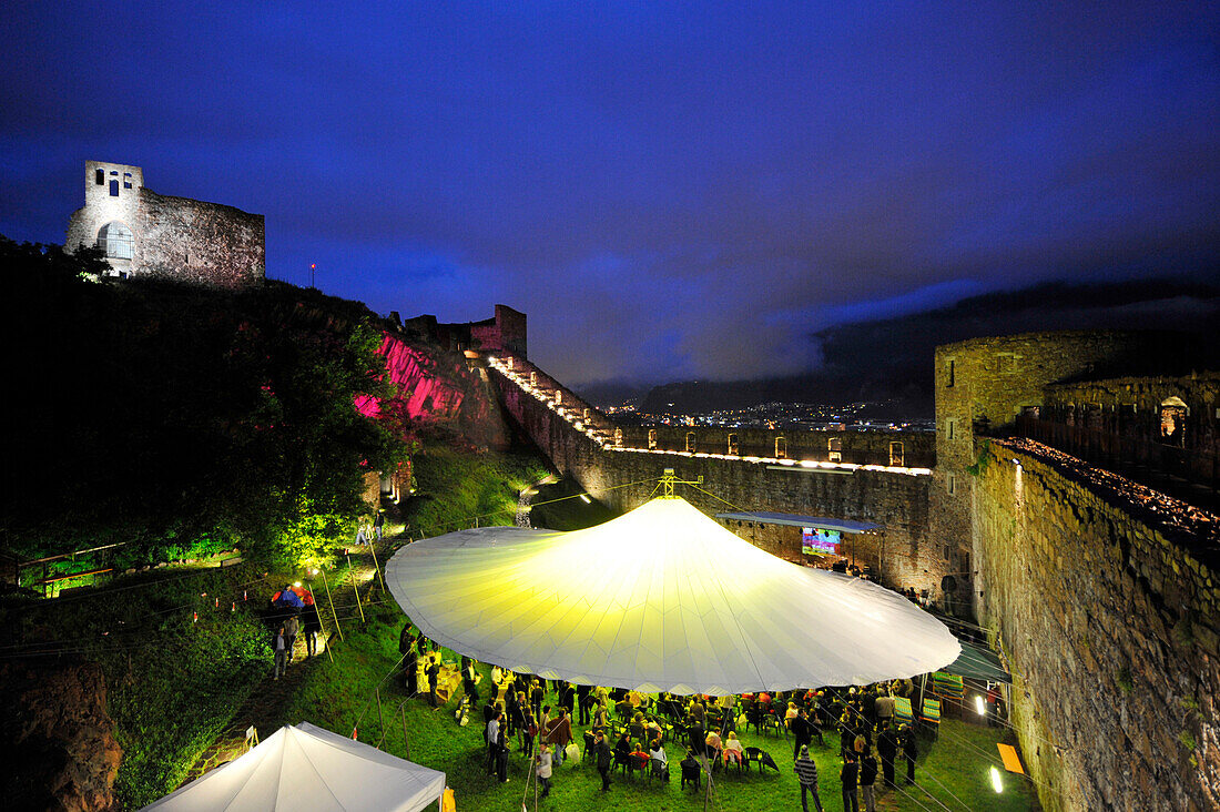 Musikveranstalung vor Schloss Sigmundskron bei Nacht, Provinz Bozen, Südtirol, Alto Adige, Italien, Europa