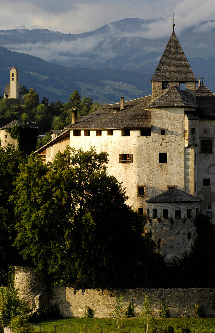 Das mittelalterliche Schloss Prösels vor wolkenverhangenen Bergen, Völs am Schlern, Südtirol, Alto Adige, Italien, Europa
