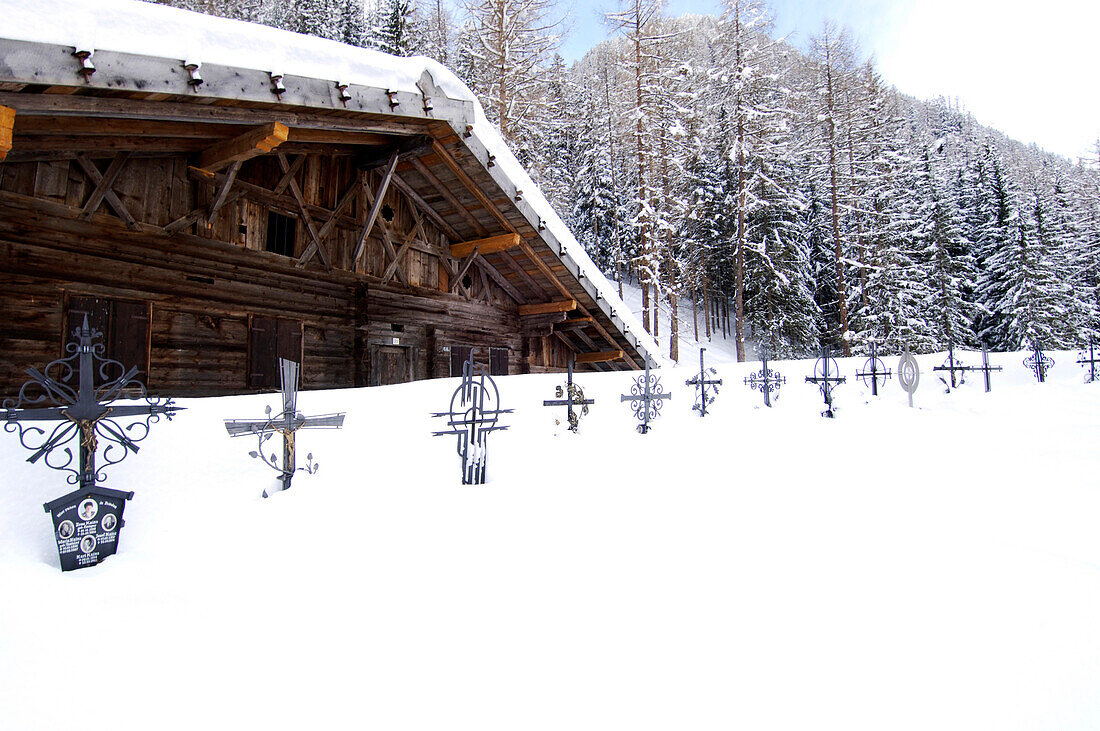 Snowbound crosses in front of a farm stead, Val d'Ultimo, South Tyrol, Alto Adige, Italy, Europe