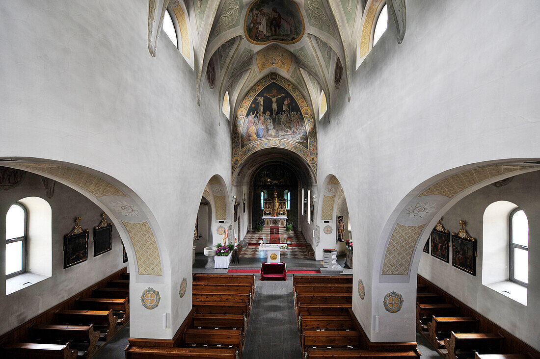 Innenansicht einer menschenleeren Kirche, Gais, Tauferer Ahrntal, Südtirol, Alto Adige, Italien, Europa