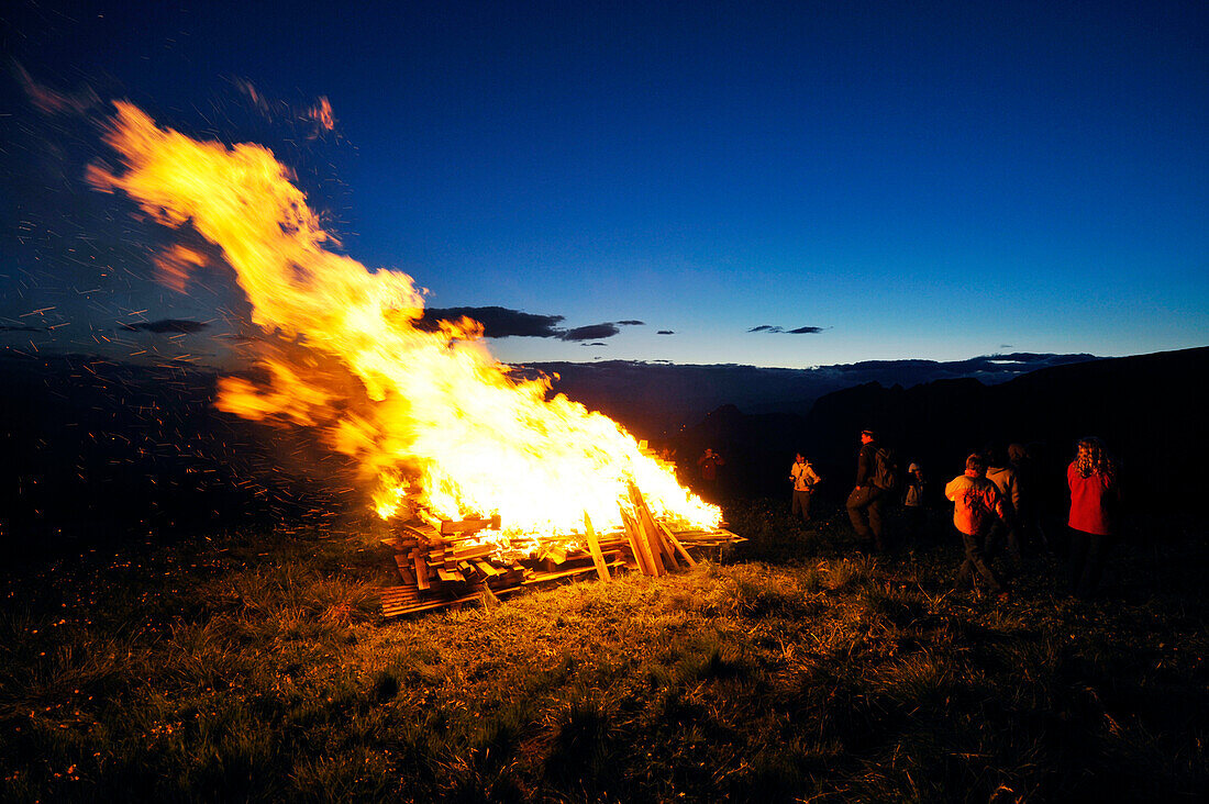 Menschen am Herz Jesu Feuer am Abend, Eggental, Karerpass, Südtirol, Alto Adige, Italien, Europa