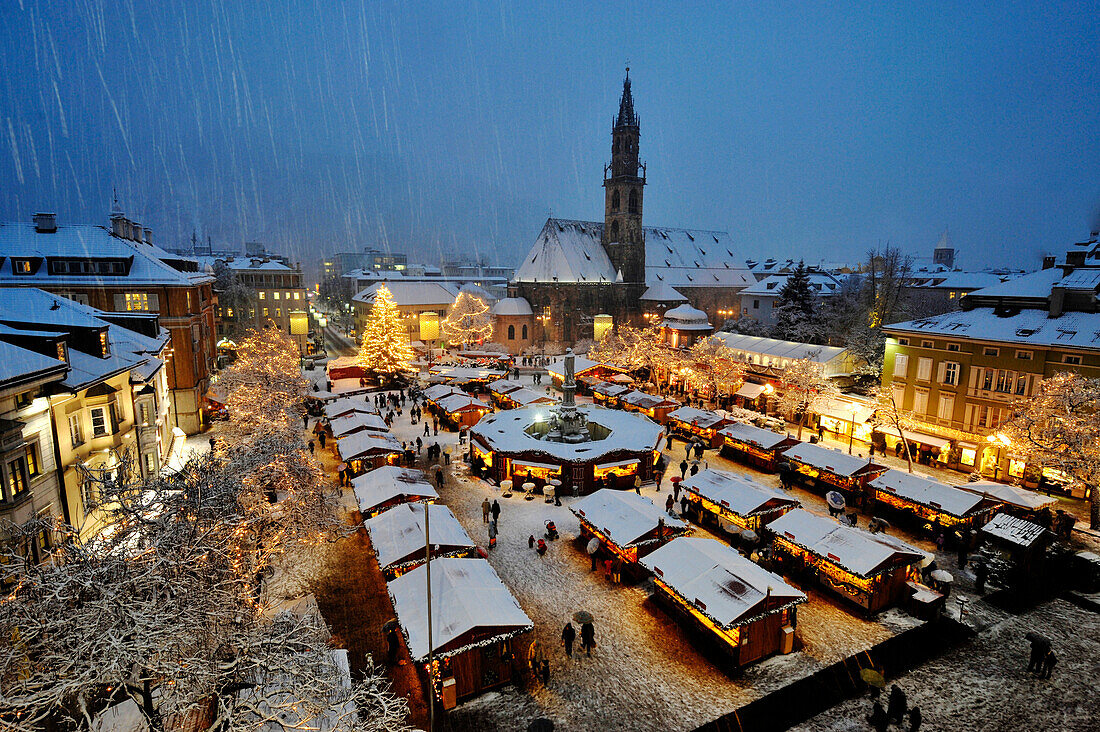 Weihnachtsmarkt vor dem Bozner Dom am Abend, Bozen, Südtirol, Alto Adige, Italien, Europa