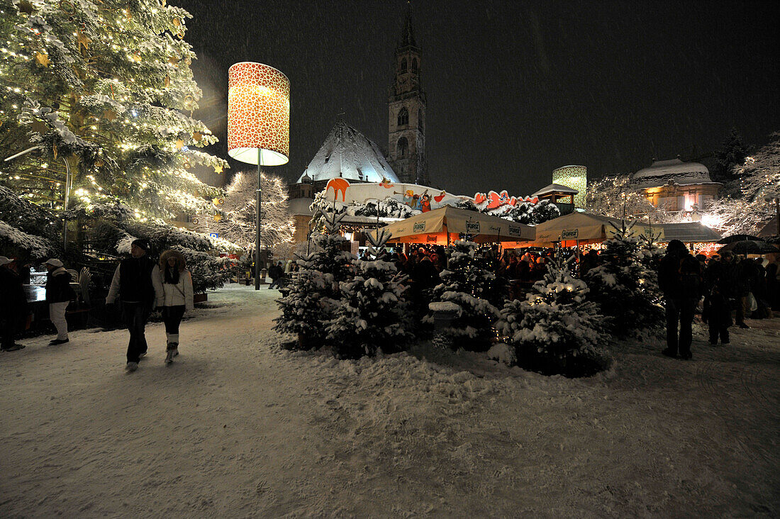 Menschen auf dem Weihnachtsmarkt am Abend, Bozen, Südtirol, Alto Adige, Italien, Europa