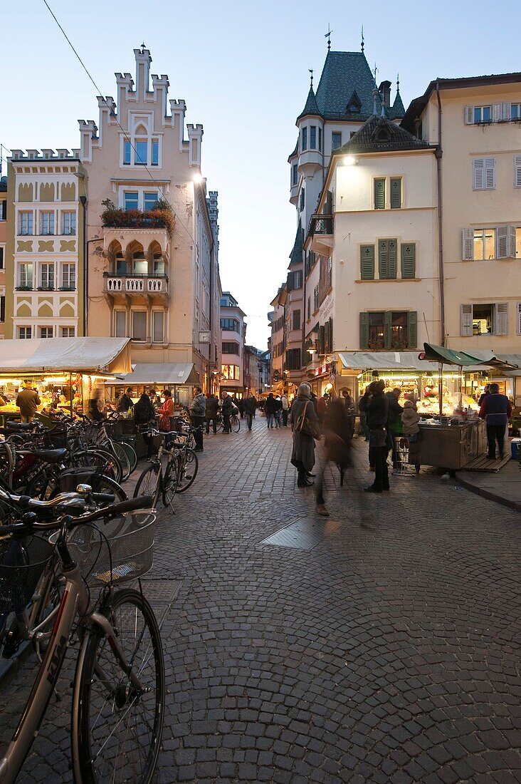 Menschen in einer Strasse der Altstadt am Abend, Bozen, Südtirol, Alto Adige, Italien, Europa