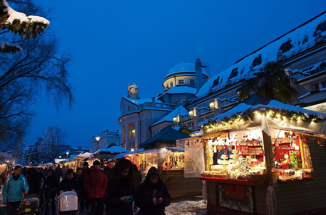 Beleuchtete Stände auf dem Weihnachtsmarkt am Abend, Meran, Südtirol, Alto Adige, Italien, Europa