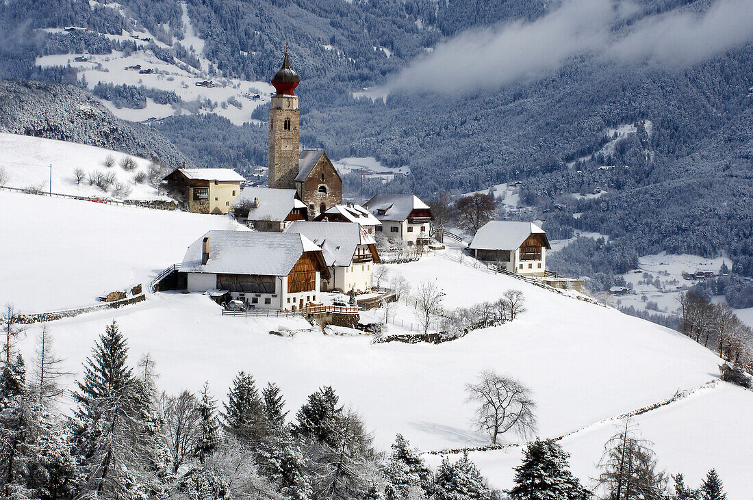 Verschneites Bergdorf mit Kirche, Mittelberg, Südtirol, Alto Adige, Italien, Europa