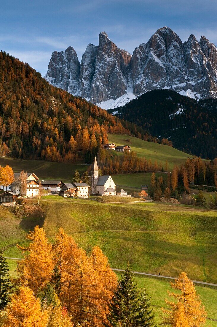 Bergdorf St. Magdalena vor Geislerspitzen im Herbst, Villnösstal, Südtirol, Alto Adige, Italien, Europa