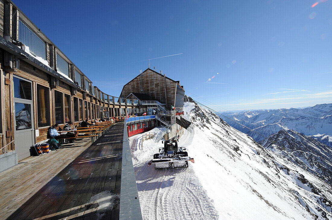 Bergstation und schneebedeckte Berge im Sonnenlicht, Schnalstal, Vinschgau, Südtirol, Alto Adige, Italien, Europa