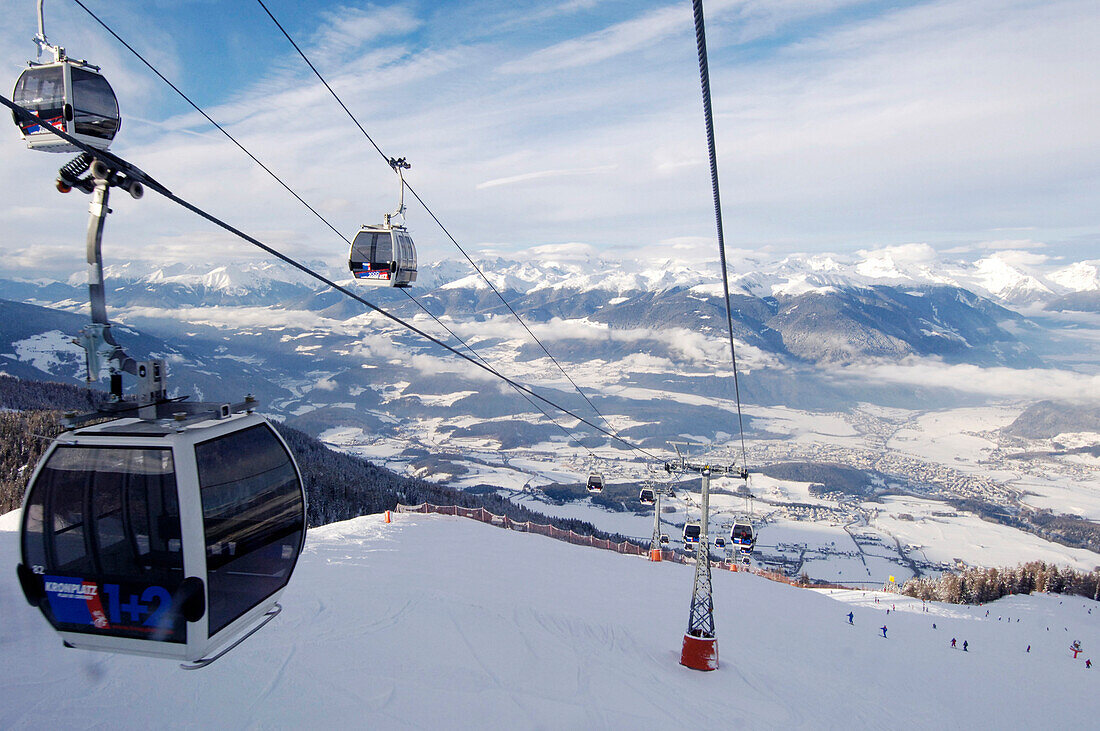 Gondelbahn über einer Skipiste, Kronplatz, Bruneck, Pustertal, Südtirol, Alto Adige, Italien, Europa