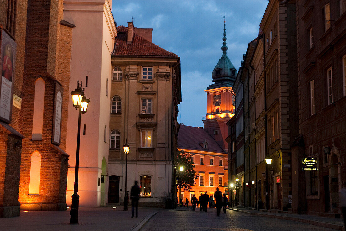 Swietojanska Street towards the Royal Castle at dusk in the UNESCO World Heritage Site, Old Town district of Warsaw, Poland