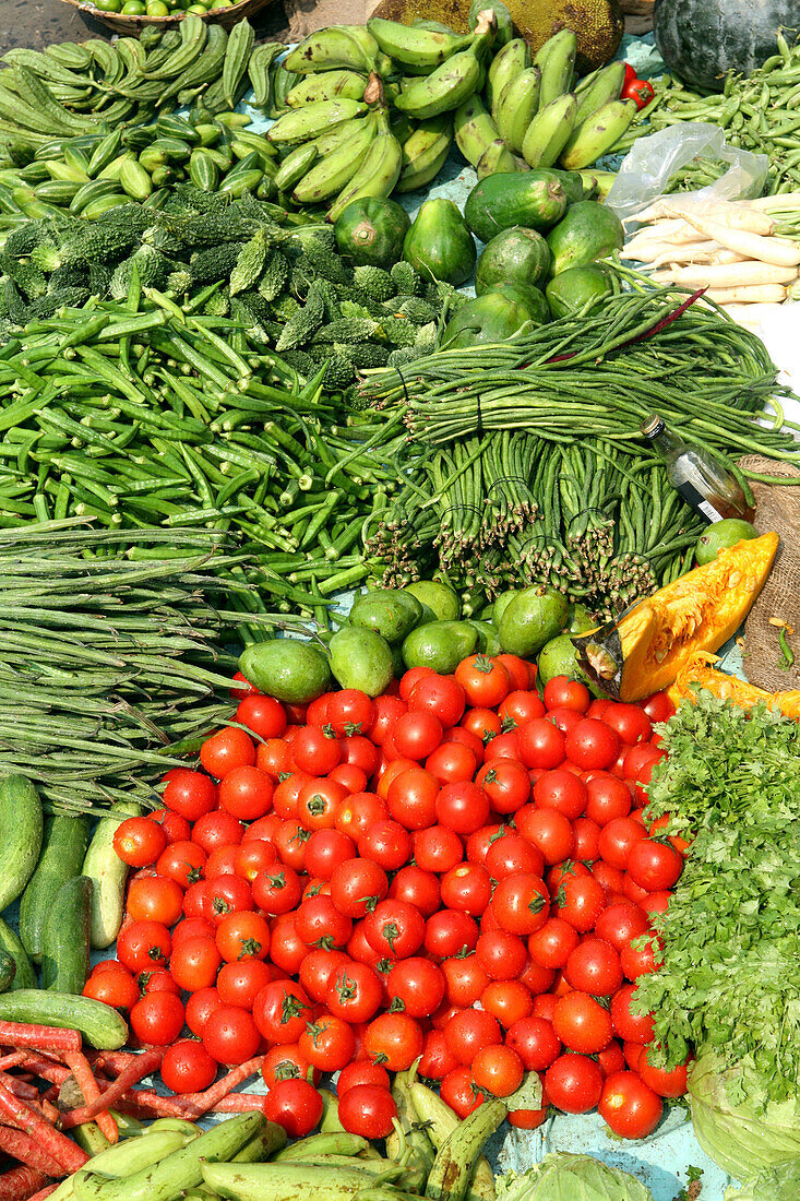 Fruit and veg for sale on street next to New Market near Sudder Street, Calcutta / Kolkata, West Bengal State, India, Asia.