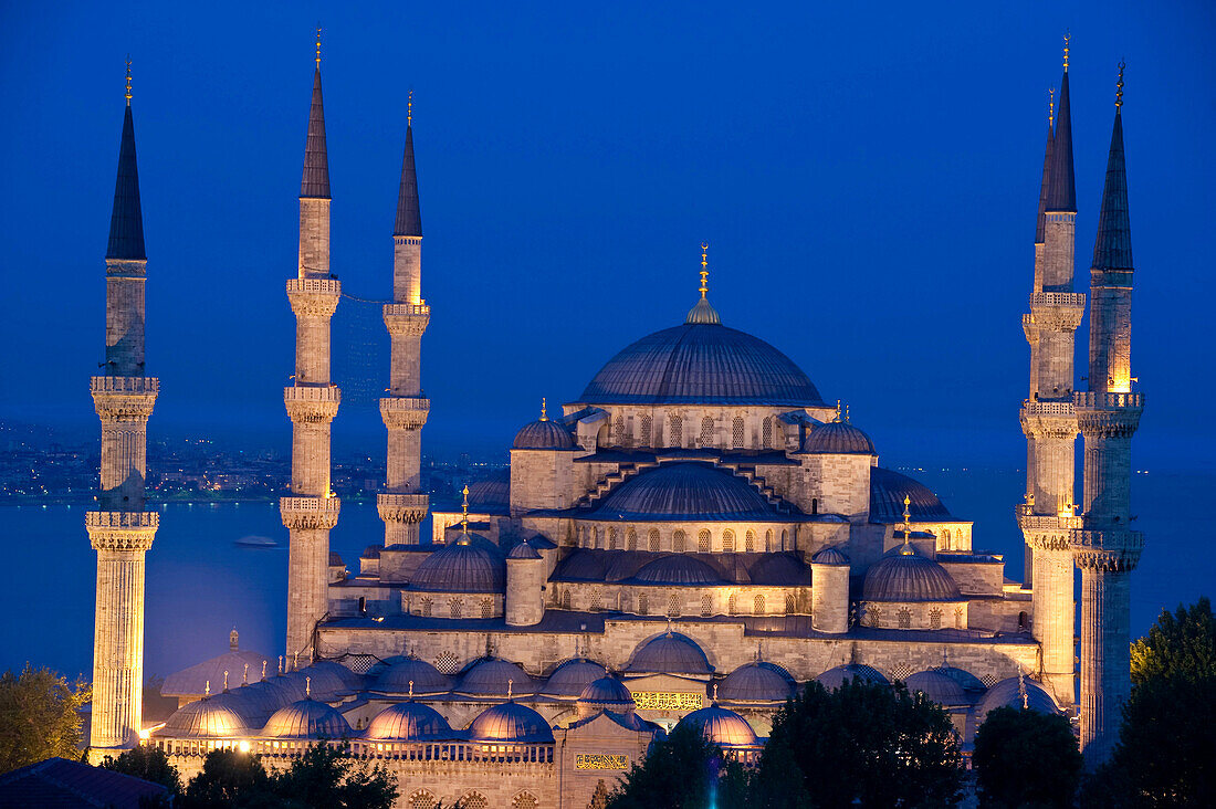 The Sultanahmet or Blue mosque at dusk, Istanbul, Turkey.