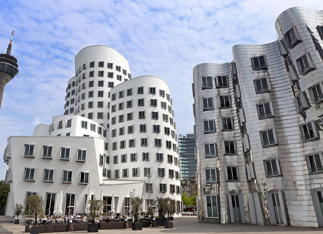 Der Rheinturm und Frank Gehrys Neuer Zollhof, Medienhafen, Düsseldorf, Deutschland, Europa