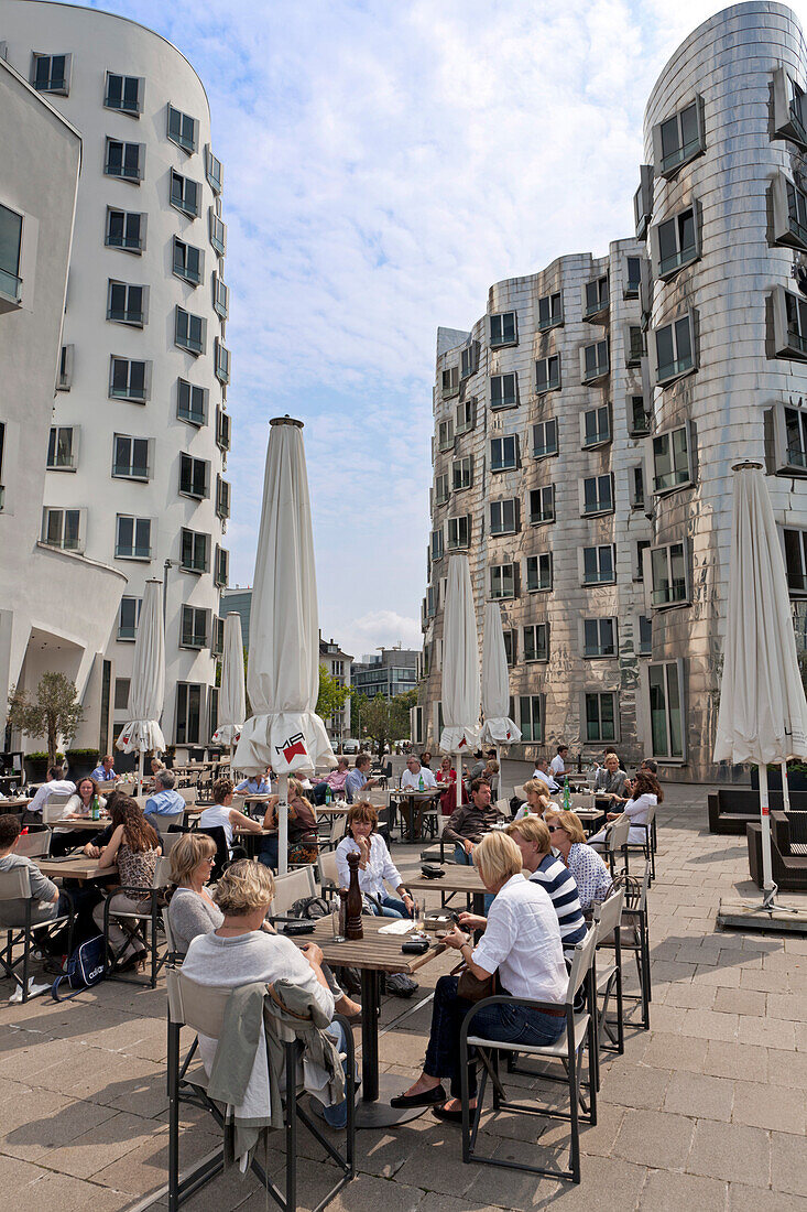 Menschen in einem Restaurant, Frank Gehrys Neuer Zollhof, Düsseldorf, Deutschland, Europa