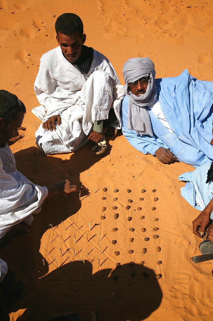 Africa, Maghreb, North africa, Mauritania, Adrar area (south of Atar), Mheyreth (or Mhaireth), men playing in the sand