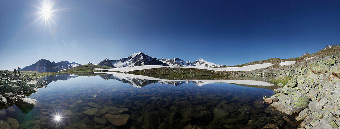 Bergsteiger am Brizzisee, Mutmal und Similaun im Hintergrund, Ötztaler Alpen, Tirol, Österreich