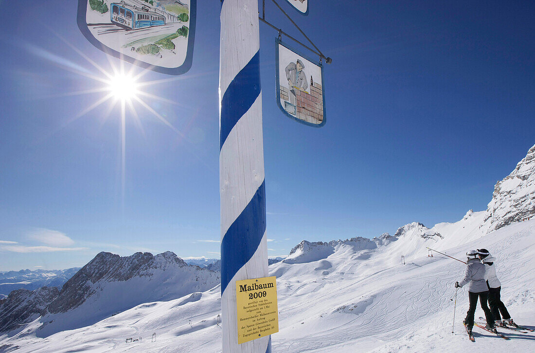 Skifahrer auf dem Zugspitzplateau, Blick über das Zugspitzplateau, Zugspitze, Oberbayern, Bayern, Deutschland