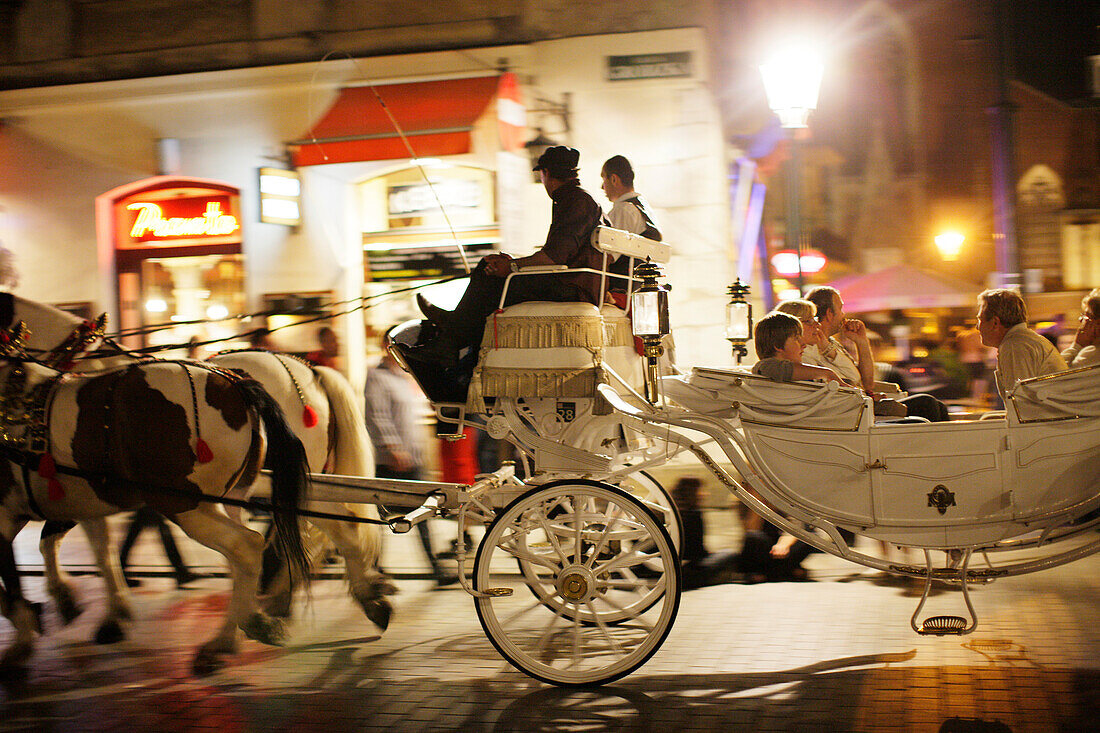 Pferdedroschke in der Altstadt bei Nacht, Krakau, Polen