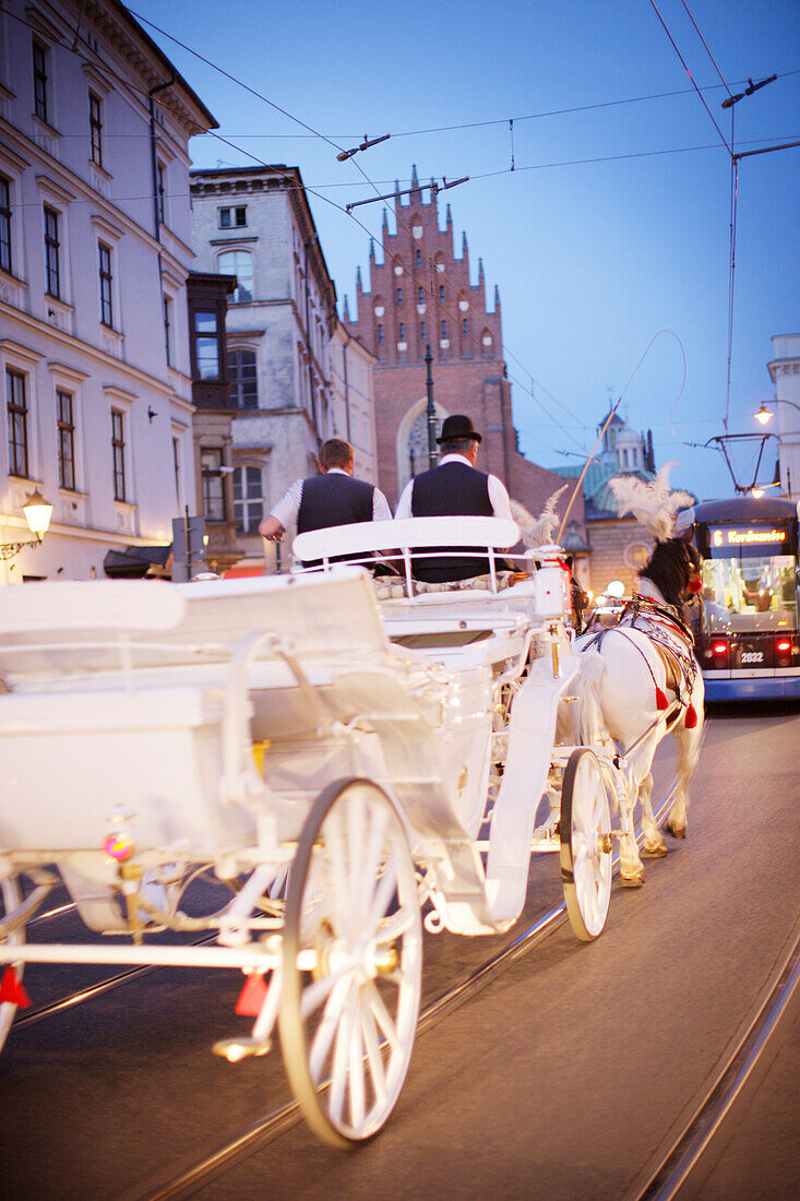 Pferdedroschke in der Altstadt von Krakau bei Nacht, Franziskanerstrasse, Krakau, Polen