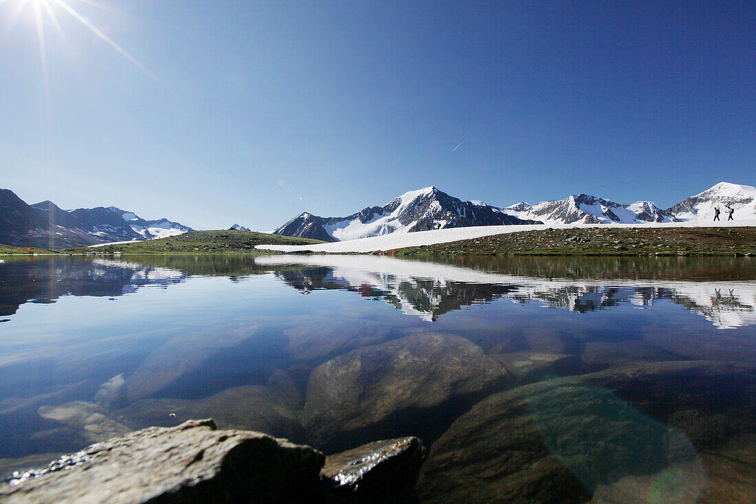 Bergsteiger bei Brizzisee, Spiegelung der Berge im See, Mutmal und Similaun, Ötztaler Alpen, Tirol, Österreich