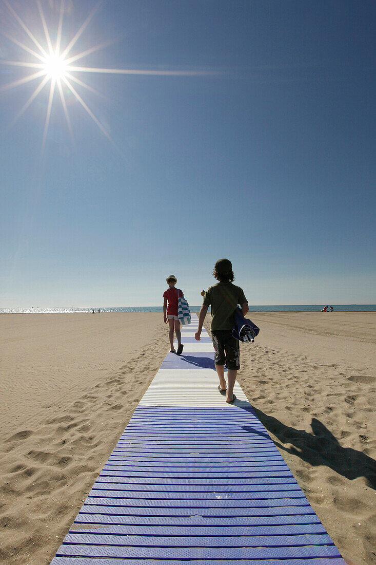 Kinder, morgens am Strand Lido von Venedig, Venedig, Venetien, Italien