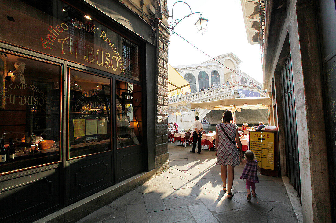 Mutter und Tochter laufen durch eine Gasse an der Rialtobrücke, Venedig, Venetien, Italien