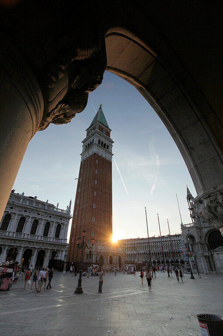 Markusplatz mit Campanile di San Marco im Abendlicht, Piazza San Marco, Venedig, Venetien, Italien