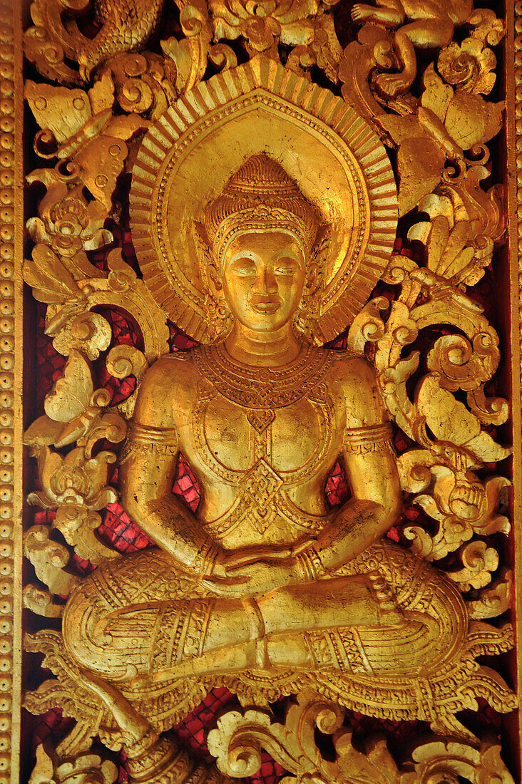 Relief mit vergoldetem Buddha an Tür, Wat Ho Pha Bang, Königspalast, Luang Prabang, Laos, Südostasien, Asien
