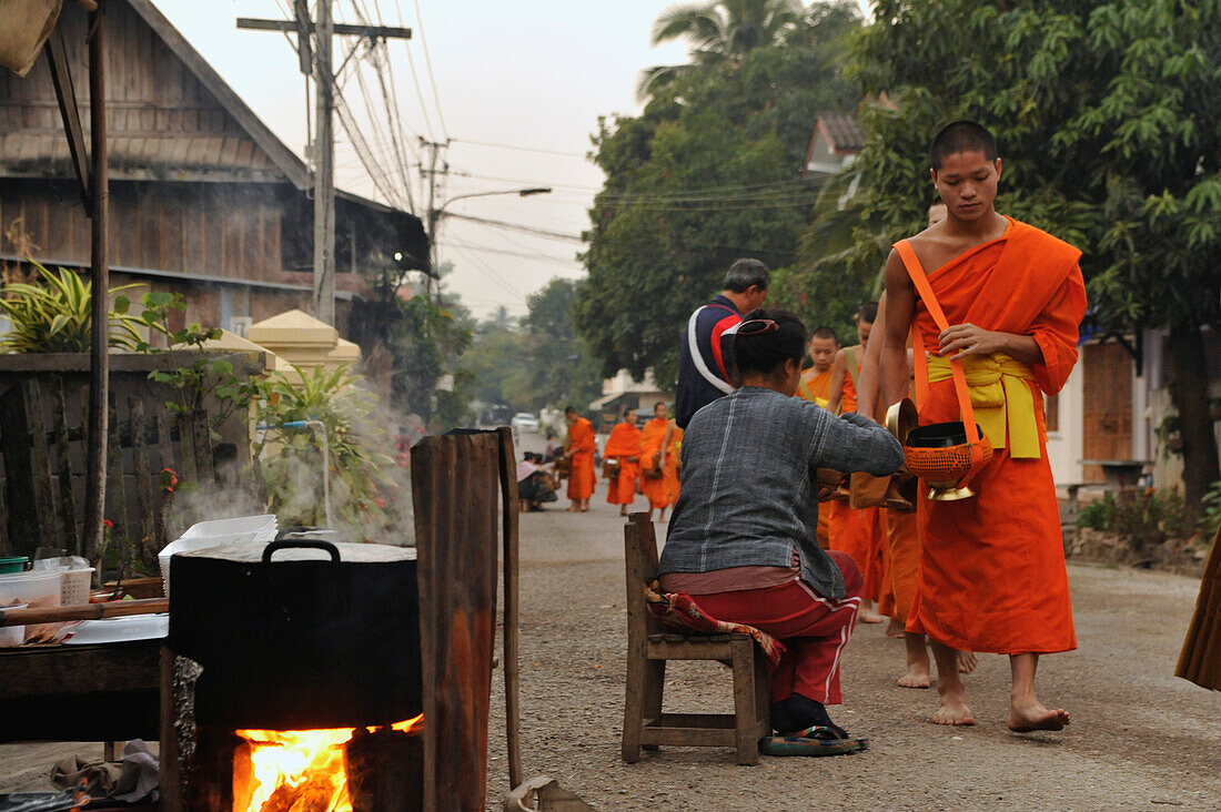 Mönche, morgendliche Almosenrunde, Luang Prabang, Laos, Südostasien, Asien